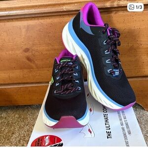 Sketchers Glide step Sz 7 Brand new with box.